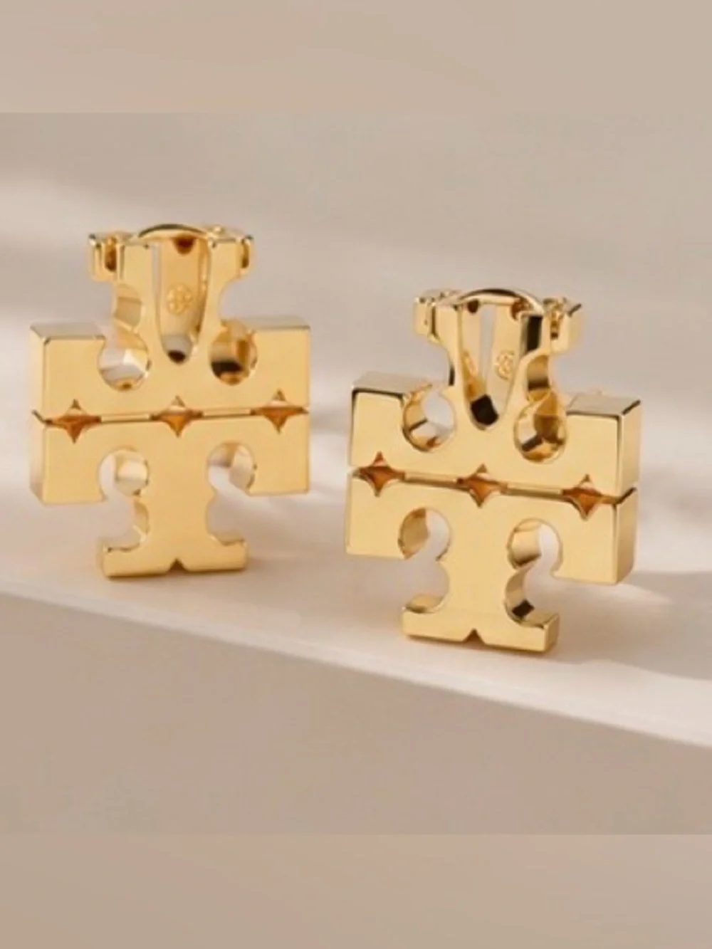 Tory Burch Classic Double T Logo Stud Earrings – 18K Gold-Plated 💛✨